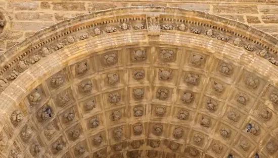 Bóveda de piedra de arquitectura eclesiástica, arcos y luz natural